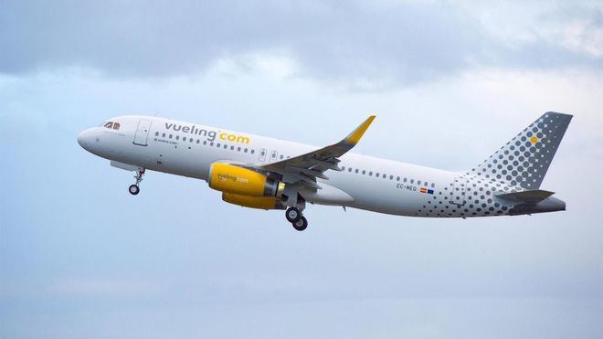 Facua denuncia a Vueling por introducir una tarifa para cobrar el equipaje de mano