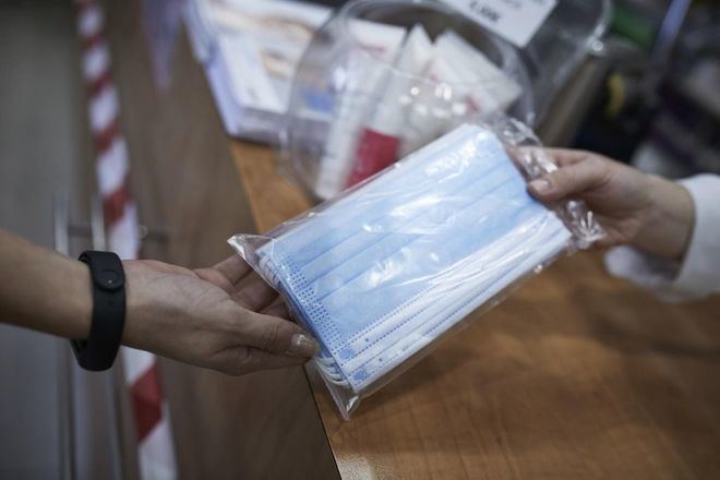 Alertan que las mascarillas desechables se usan 12 horas de media, tres veces más de lo aconsejable