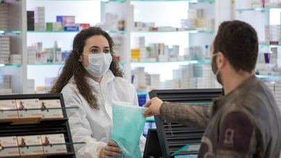 El Gobierno no cierra la puerta a que el test de Covid pueda realizarse en las farmacias