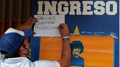 Miles de argentinos rinden homenaje a Maradona durante el velatorio en la Casa Rosada