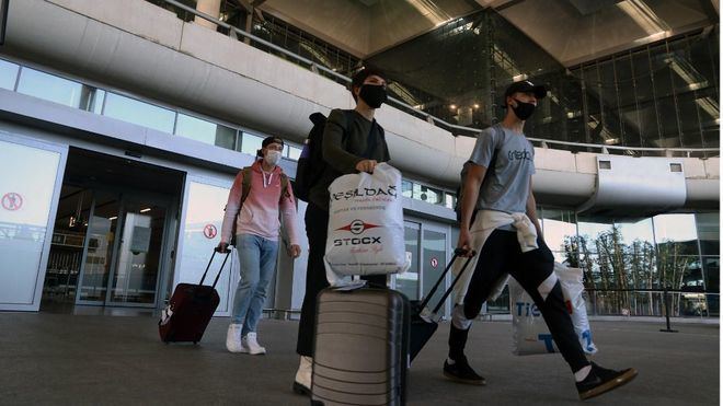 El Gobierno no eximirá a los emigrantes españoles del test PCR si regresan a casa por Navidad