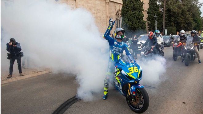 Fans e instituciones agasajan a Joan Mir por su campeonato en MotoGP