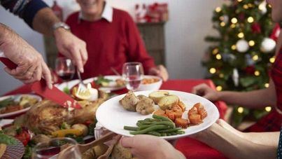 La OMS recomienda que las reuniones navideñas se limiten a las personas convivientes