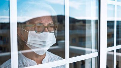 La OMS pide a la población que use mascarilla en casa para recibir visitas