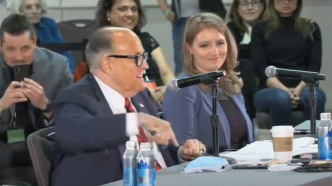 El virus acecha al entorno de Trump: su 'abogado estrella' también da positivo
