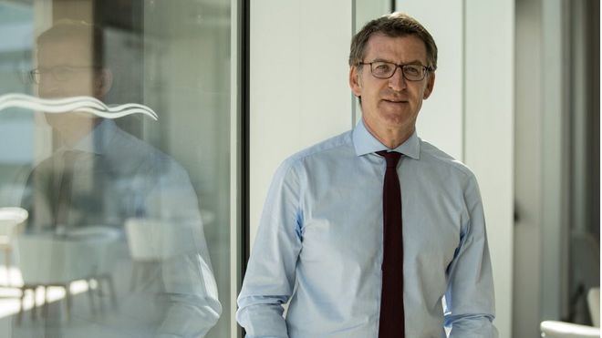 Núñez Feijóo, a favor de regular la monarquía 'para transparentar las cosas'