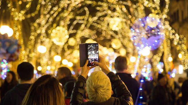 Los políticos adaptan sus navidades a la pandemia y procuran dar ejemplo