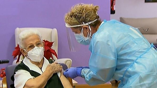 Araceli, la primera persona vacunada en España contra la Covid 19