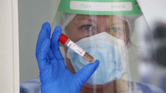 El Reino Unido aprueba comercializar la vacuna de Oxford y AstraZeneca
