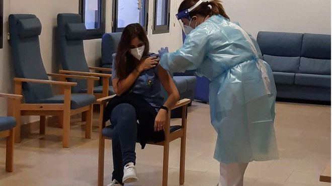Cuatro de cada diez trabajadores de residencias de Baleares se han negado a vacunarse
