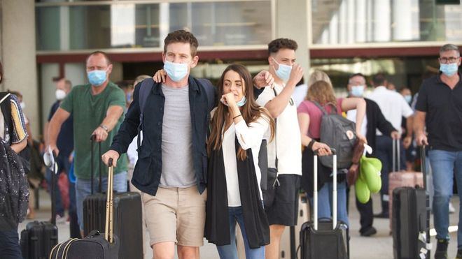 La OMS estudia implantar 'pasaportes de vacunación' para viajar