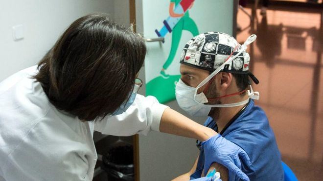 Illa asegura que el ritmo de vacunación 'es óptimo' y que el 70 por cien de población estará vacunada en verano