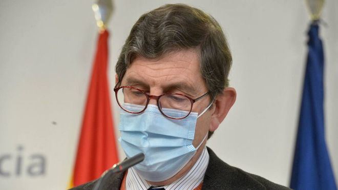 Dimite el consejero de Salud de Murcia que se saltó los turnos de vacunación