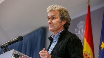 Simón anticipa que España podría no recomendar el producto de AstraZeneca para vacunar a los mayores