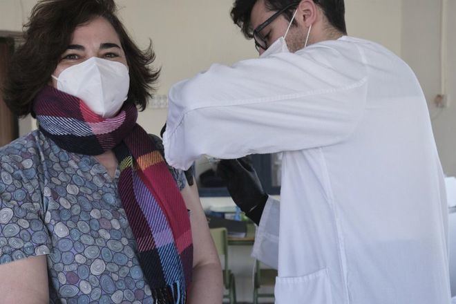 Los contagiados de menos de 55 años tendrán que esperar 6 meses para recibir la vacuna
