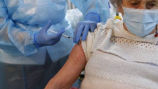 La OMS recomienda ahora la vacuna de AstraZeneca para mayores de 65 años y contra todas las variantes