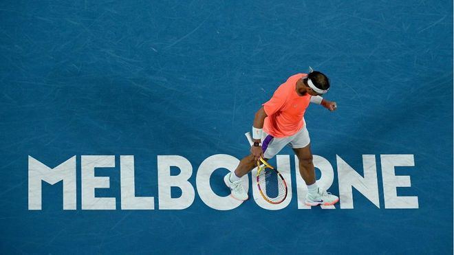 Rafa Nadal avanza en Australia con un práctico saque y recibir una 'peineta' de una espectadora