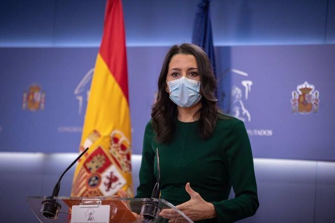 Arrimadas descarta dimitir tras la debacle electoral en Cataluña