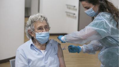 Las vacunaciones seguirán priorizando la edad y no las patologías