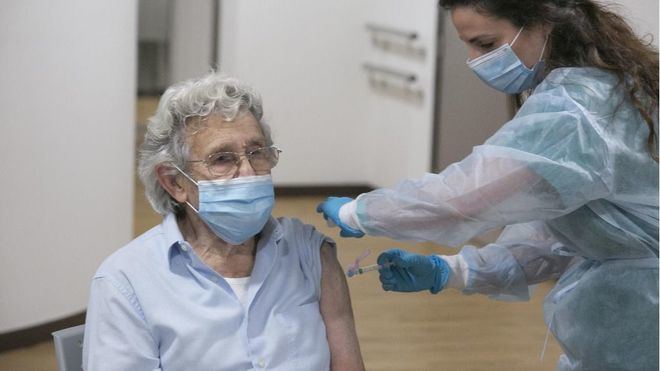 Las vacunaciones seguirán priorizando la edad y no las patologías