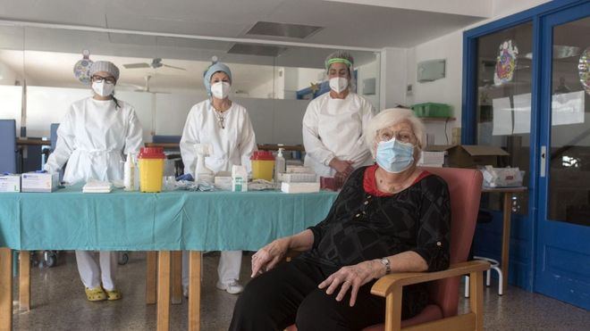 La vacunación contra la Covid ya se ha administrado al cinco por ciento de la población española