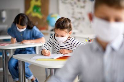Sanidad y Educación recomiendan abrir puertas y ventanas en los centros educativos "haga frío o no"