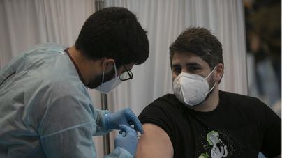 El Gobierno estudia si inyectar una sola dosis de la vacuna a quienes hayan pasado la Covid
