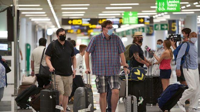 Maroto cree que el pasaporte de vacunación estará en marcha este verano