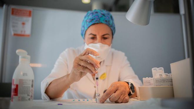 Buenas noticias sobre la vacuna: un estudio confirma que también es eficaz contra la variante británica