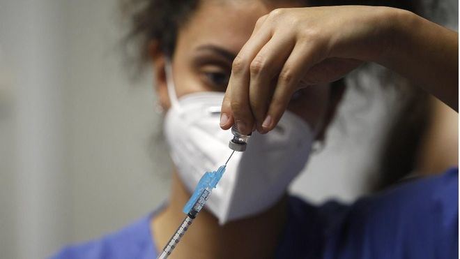 España sigue adelante con la vacuna AstraZeneca, que considera segura