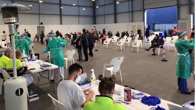 Drástica reducción de los diagnósticos a 24 horas en España: 1.122 frente a los más de 2.800 del viernes