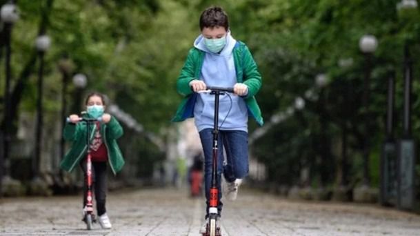 Coronavirus y niños: cursan leve y sólo el 0,02 de los contagiados ingresó en UCI
