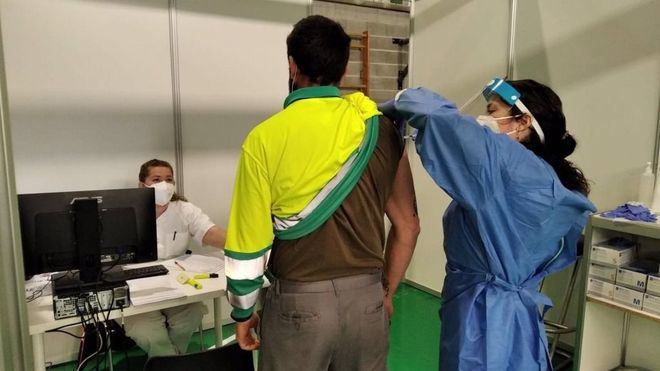 Sanidad propone ampliar la vacunación con AstraZeneca hasta los 65 años