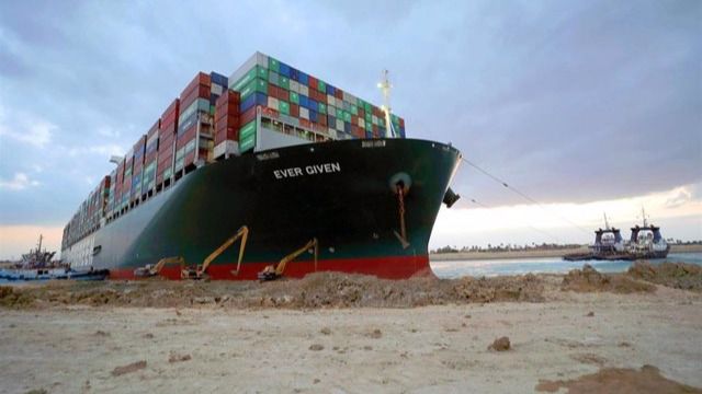 Desencallan el buque que obstruía el canal de Suez desde hace seis días