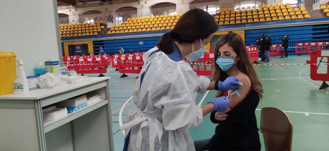Sanidad amplía hasta los 65 años el límite de edad de la vacuna de AstraZeneca para trabajadores esenciales