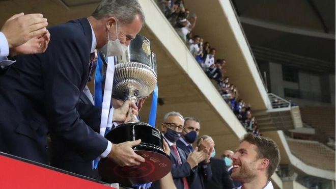 La Real alza la Copa del Rey 34 años después