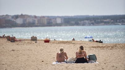 El Ministerio propone a las comunidades que la mascarilla no sea obligatoria en la playa