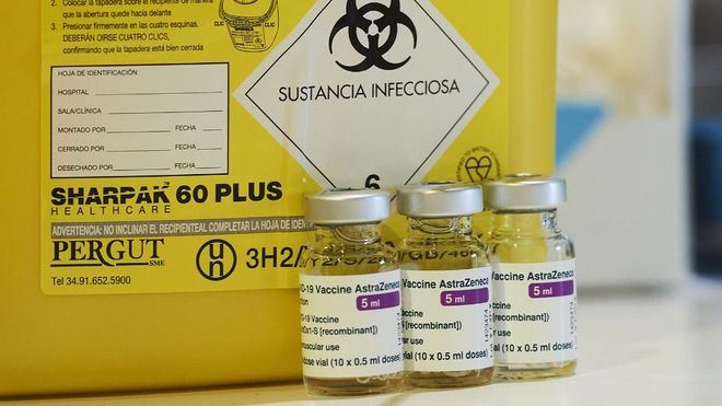 Astrazeneca: La EMA ve 'posible relación' con los trombos pero dice que los beneficios superan los riesgos