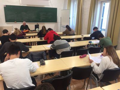 Un 5 de nota media será suficiente para obtener una beca universitaria