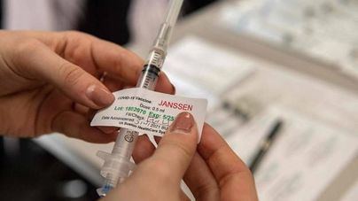 Gobierno y autonomías frenan la vacunación de Janssen hasta que se pronuncie la agencia europea