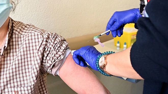 Sanidad rechaza cambiar el intervalo entre las dos dosis de la vacuna