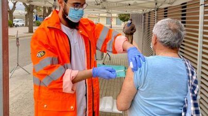 Una dosis de AstraZeneca y Pfizer reduce un 65 por ciento las infecciones