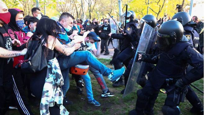 Podemos admite que un detenido por pegar a agentes en el mitín de Vox en Vallecas está contratado por el partido