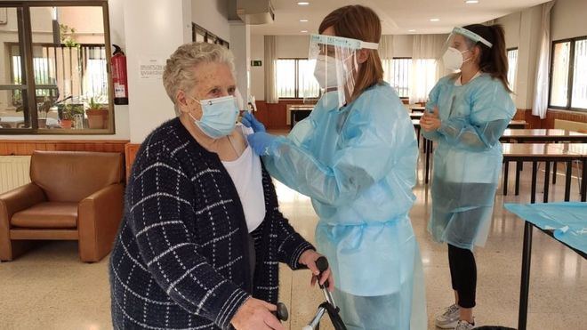 Las muertes de ancianos caen en picado gracias a la vacuna: de 2.390 en enero a 25 en abril