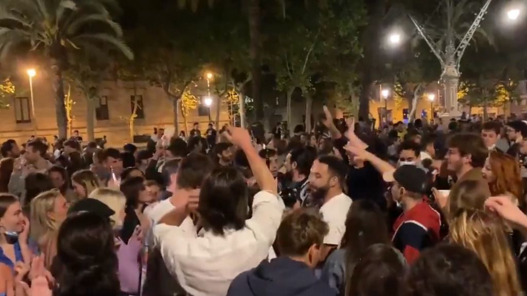 Miles de personas toman las calles para celebrar el fin del estado de alarma al grito de 'libertad'