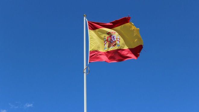 Himno nacional, fotos del Rey y bandera española en los colegios de Murcia