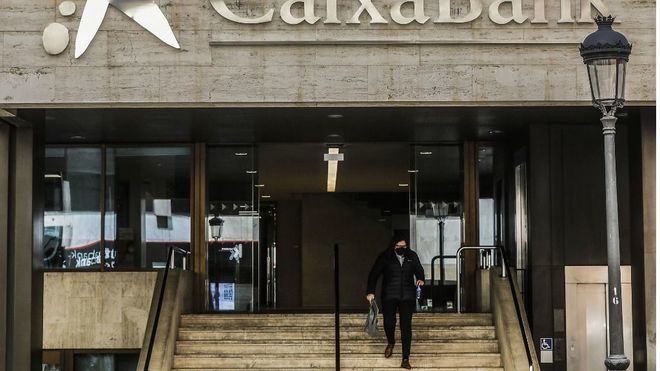 CaixaBank pide 'máxima cautela' a sus clientes ante ciberataques aprovechando la fusión