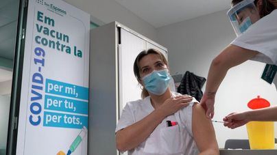 Sistema inmunitario, edad y sexo, claves en la reacción a la vacuna del Covid