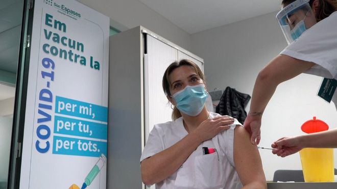 Sistema inmunitario, edad y sexo, claves en la reacción a la vacuna del Covid