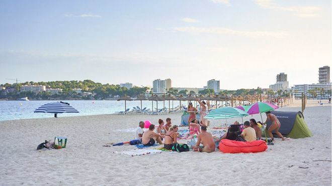 Baleares recibe 4 de cada 10 reservas de británicos tras pasar a verde